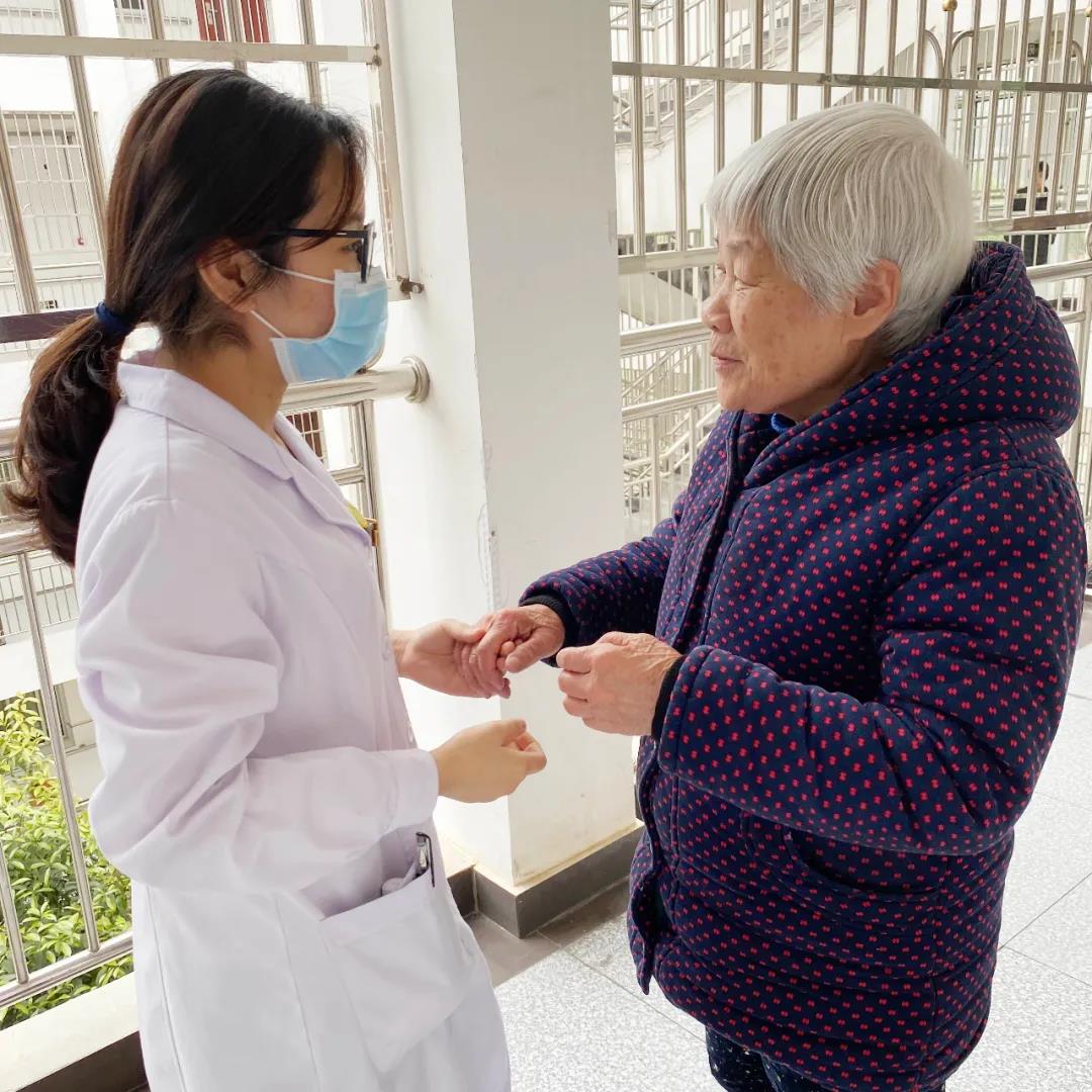 愛，讓他們積極堅(jiān)守，讓長者們樂享歲月靜好